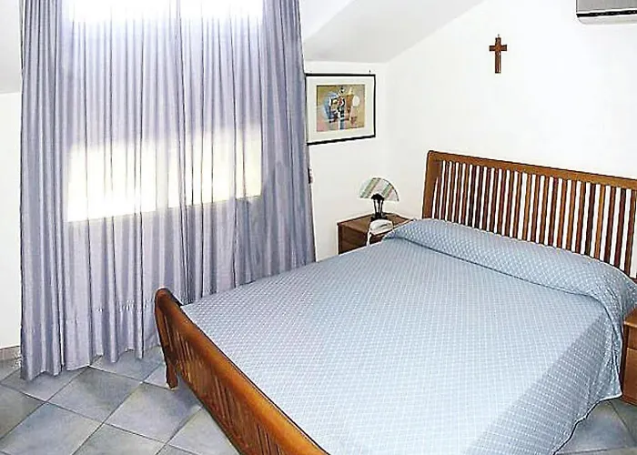 Fontana Barone, * تْشيفالو